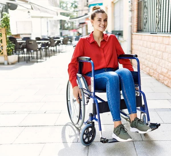 Sokakta Tekerlekli Sandalyede Oturan Kendine Güvenen Genç Bir Kadın — Stok fotoğraf