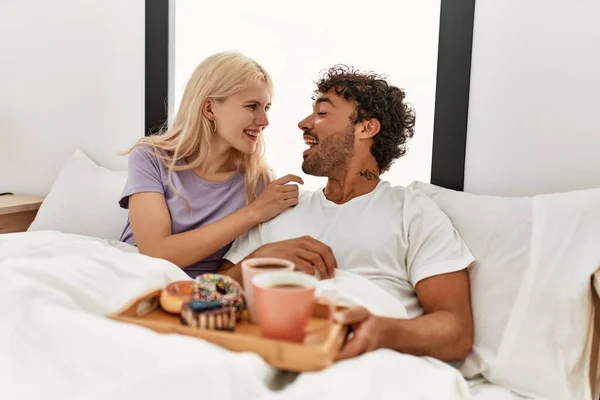 Giovane Bella Coppia Sorridente Felice Fare Colazione Sul Letto Casa — Foto Stock