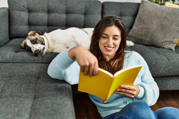 Jovem Mulher Lendo Livro Sentado Com Cão Casa — Fotografia de Stock