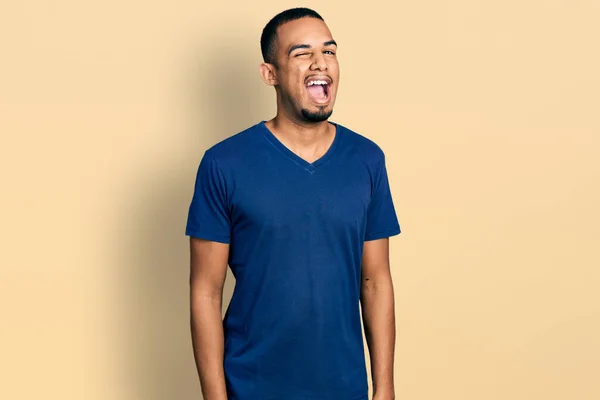 Jonge Afro Amerikaanse Man Draagt Casual Shirt Knipogen Naar Camera — Stockfoto
