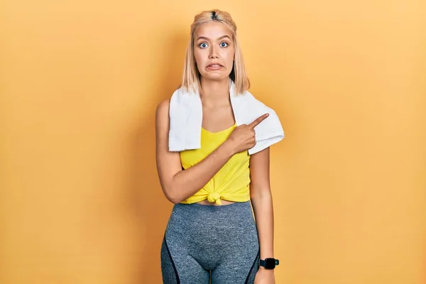 Vacker Blond Sport Kvinna Bär Träningskläder Pekar Sidan Orolig Och — Stockfoto