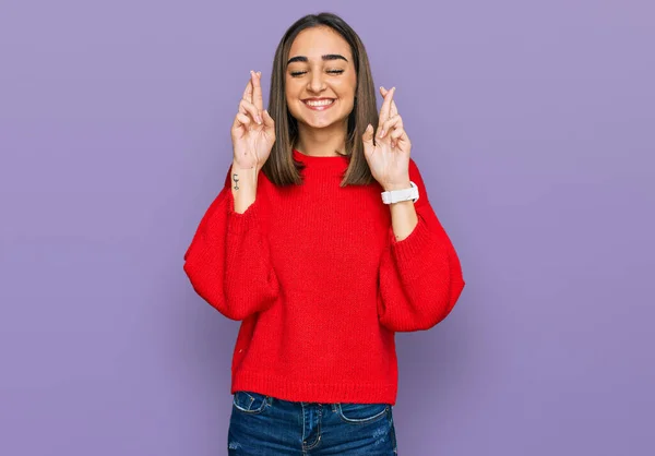 Mulher Morena Bonita Vestindo Camisola Inverno Casual Gesto Dedo Cruzado — Fotografia de Stock