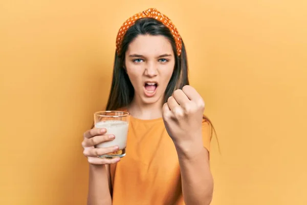 Junges Brünettes Mädchen Trinkt Ein Glas Milch Genervt Und Frustriert — Stockfoto