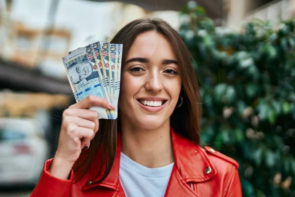 Νεαρή Ισπανίδα Χαμογελαστή Ευτυχισμένη Κρατώντας Χαρτονομίσματα Σολ Περού Στην Πόλη — Φωτογραφία Αρχείου