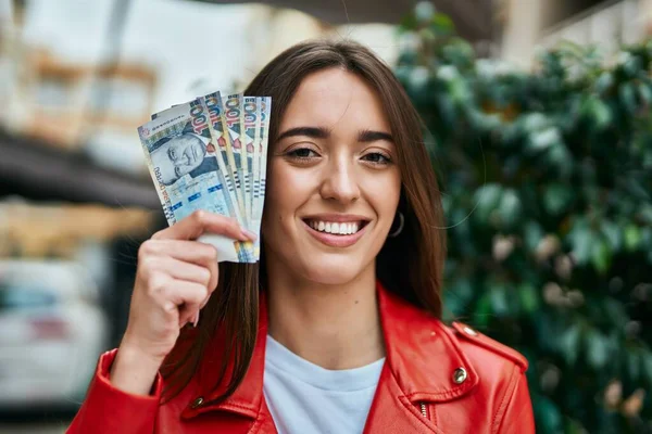 Ung Spansktalende Kvinde Smilende Glad Holder Peruvianske Sol Pengesedler Byen - Stock-foto