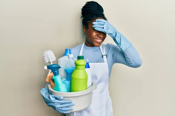 Αφροαμερικανή Γυναίκα Πλεκτά Μαλλιά Φορώντας Ποδιά Κρατώντας Προϊόντα Καθαρισμού Τόνισε — Φωτογραφία Αρχείου