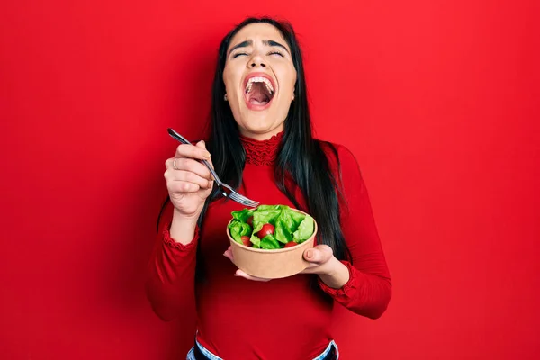 Ung Latinamerikansk Flicka Äter Sallad Arg Och Galen Skriker Frustrerad — Stockfoto