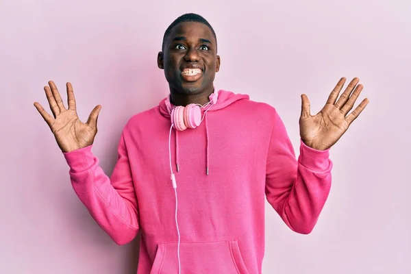 Genç Afro Amerikalı Adam Spor Kıyafetleri Giyip Kulaklık Takıyor Çılgın — Stok fotoğraf