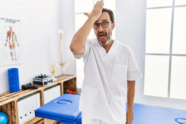 Mann Mittleren Alters Mit Bart Arbeitet Schmerzklinik Überrascht Mit Hand — Stockfoto