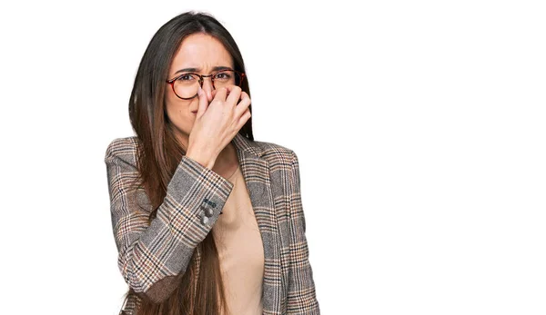 Fiatal Spanyol Lány Üzleti Ruhát Szemüveget Visel Bűzlik Valami Bűzös — Stock Fotó