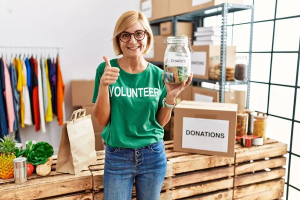 Orta Yaşlı Sarışın Kadın Gönüllü Tişört Giyiyor Elinde Sadaka Parası — Stok fotoğraf