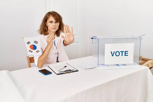 Mulher Caucasiana Bonita Eleição Campanha Política Segurando Bandeira Sul Coreana — Fotografia de Stock