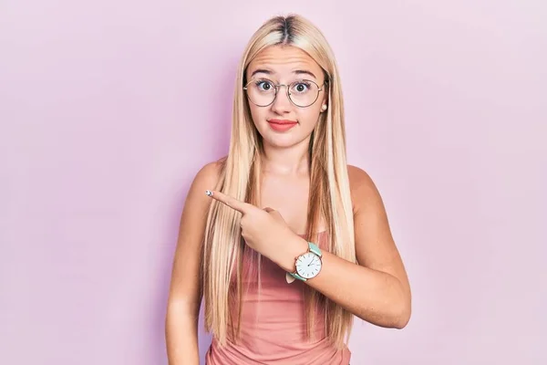 Ung Blond Flicka Bär Casual Kläder Pekar Sidan Orolig Och — Stockfoto