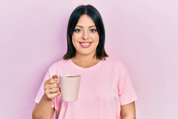 Genç Spanyol Kadın Bir Fincan Kahve Içiyor Pozitif Mutlu Görünüyor — Stok fotoğraf