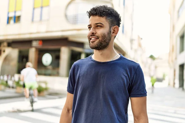 Jovem Árabe Homem Sorrindo Confiante Dia Ensolarado Rua — Fotografia de Stock