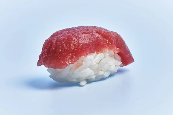 Tuna Nigiri Sushi Tunggal Atas Latar Belakang Biru — Stok Foto