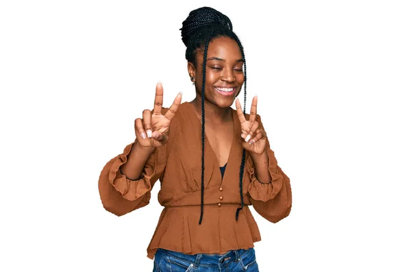 Νεαρή Αφροαμερικάνα Που Φοράει Καθημερινά Ρούχα Χαμογελώντας Κοιτώντας Στην Κάμερα — Φωτογραφία Αρχείου