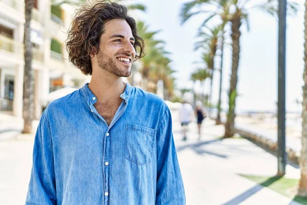 Jovem Hispânico Homem Sorrindo Feliz Rua Cidade — Fotografia de Stock