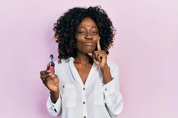 Молода Афроамериканська Жінка Яка Тримає Електронну Сигарету Серйозно Думає Про — стокове фото