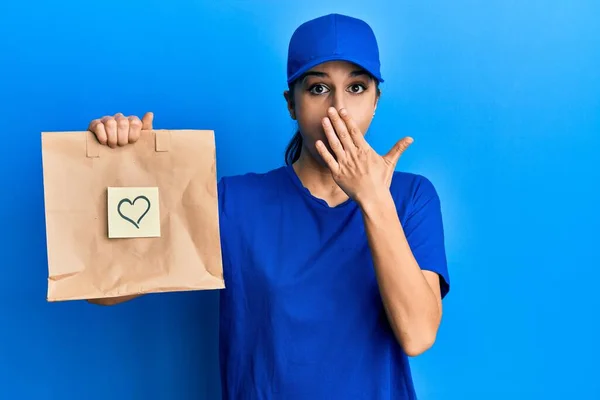 Jonge Spaanse Vrouw Die Een Papieren Zak Vasthoudt Met Een — Stockfoto