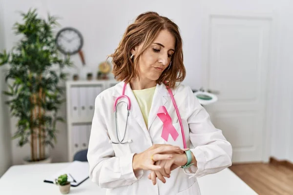 Medelålders Läkare Kvinna Bär Rosa Cancerband Uniform Kontrollera Tiden Handleden — Stockfoto