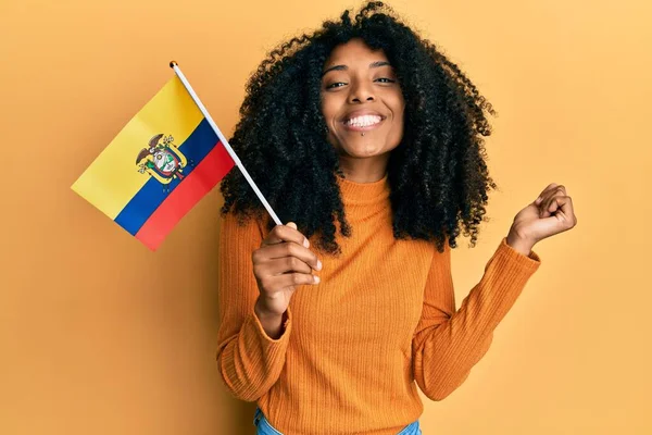 Africká Americká Žena Afro Vlasy Drží Ecuador Vlajku Křičí Hrdě — Stock fotografie
