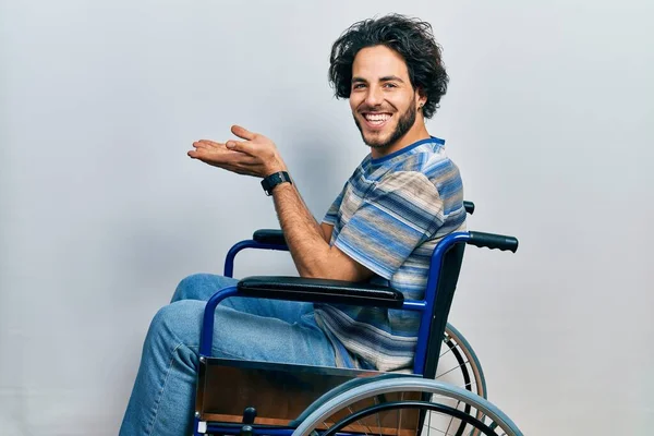 Tekerlekli Sandalyede Oturan Yakışıklı Elleri Açık Fotokopi Alanı Gösteren Gülümseyen — Stok fotoğraf