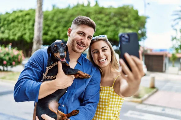 Unga Kaukasiska Par Ler Gärna Göra Selfie Smartphone Med Hund — Stockfoto