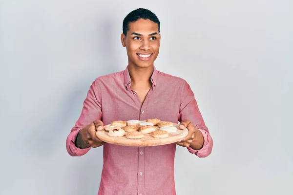 Young African American Guy Holding Tray Cake Sweets Smiling Looking — Stock Photo, Image