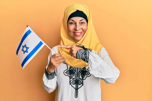 Middle Age Hispanic Woman Wearing Hijab Holding Israel Flag Smiling — Stock Photo, Image