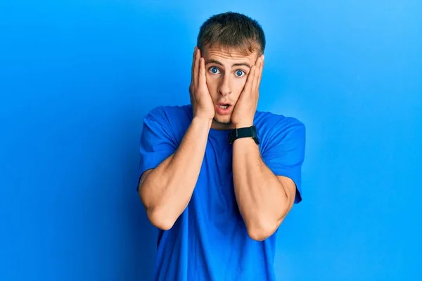 Kafkasyalı Genç Bir Adam Günlük Mavi Tişört Giyiyor Korkmuş Şok — Stok fotoğraf
