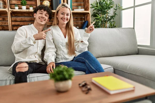 Genç Güzel Bir Çift Evdeki Kanepede Oturmuş Gülümsüyor Mutlu Bir — Stok fotoğraf