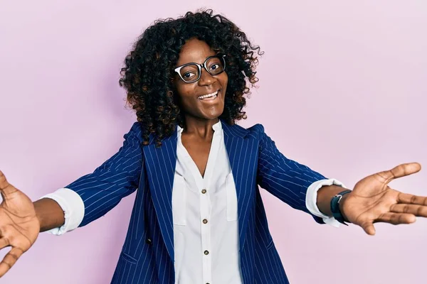 Молода Афроамериканка Одягнена Діловий Одяг Окуляри Дивиться Камеру Посміхаючись Розкритими — стокове фото