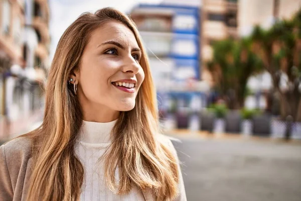 Junge Blonde Frau Lächelt Selbstbewusst Auf Der Straße — Stockfoto