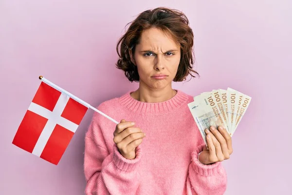 Молода Брюнетка Тримає Прапор Норвегії Банкноти Крони Пригнічена Хвилюється Біду — стокове фото