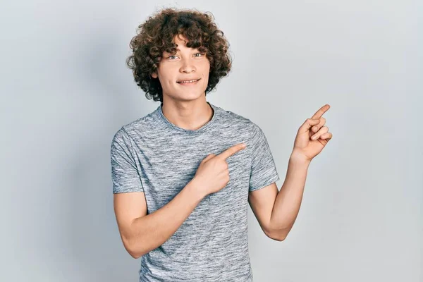 Joven Guapo Con Camiseta Gris Casual Sonriendo Mirando Cámara Apuntando — Foto de Stock