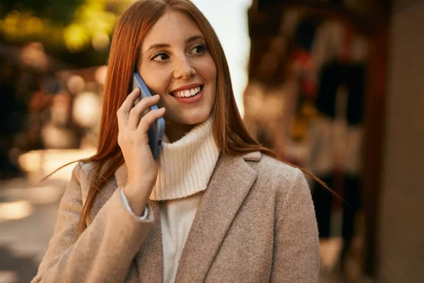 Ung Rødhåret Pige Smilende Glad Taler Smartphone Byen - Stock-foto