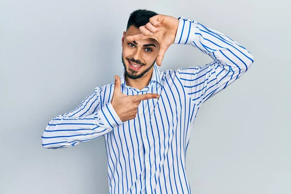 Jovem Hispânico Com Barba Vestindo Camisa Listrada Casual Sorrindo Fazendo — Fotografia de Stock