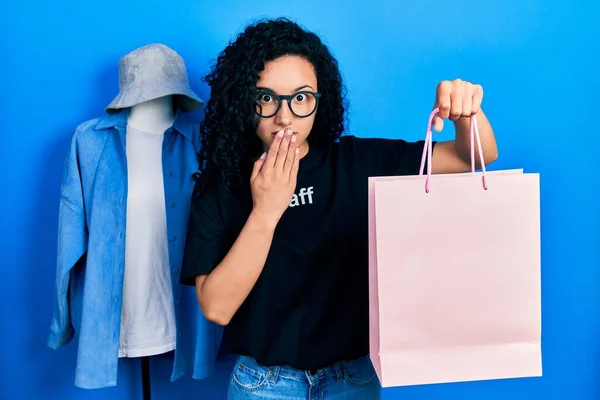 Mujer Hispana Joven Con Pelo Rizado Vistiendo Camiseta Del Personal —  Fotos de Stock