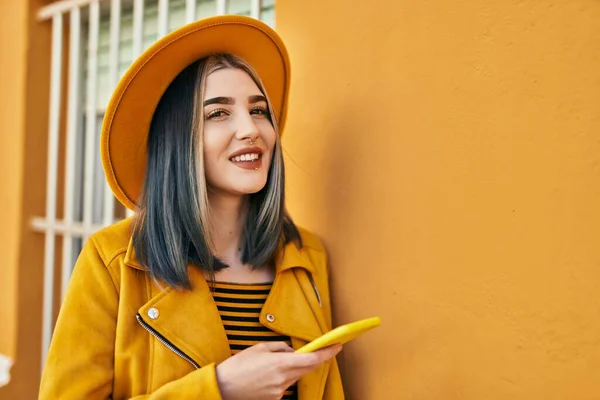 Junge Kaukasierin Lächelt Glücklich Mit Smartphone Die Stadt — Stockfoto