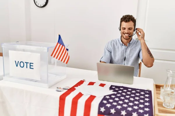 Joven Hombre Hispano Sonriendo Confiado Teniendo Videollamada Colegio Electoral — Foto de Stock