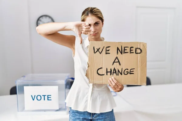 Mulher Loira Jovem Eleição Política Segurando Precisamos Banner Mudança Com — Fotografia de Stock