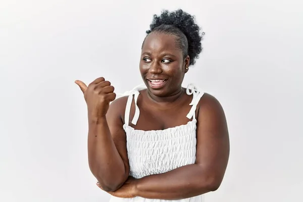 Jovem Mulher Africana Sobre Fundo Isolado Branco Sorrindo Com Rosto — Fotografia de Stock