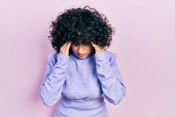 Jovem Mulher Oriente Médio Vestindo Roupas Casuais Com Mão Cabeça — Fotografia de Stock