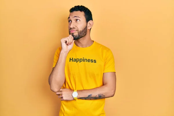 Hispanischer Mann Mit Bart Trägt Shirt Mit Glückwunschbotschaft Und Denkt — Stockfoto