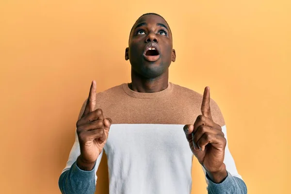 Ung Afrikansk Amerikan Man Bär Casual Kläder Förvånad Och Förvånad — Stockfoto
