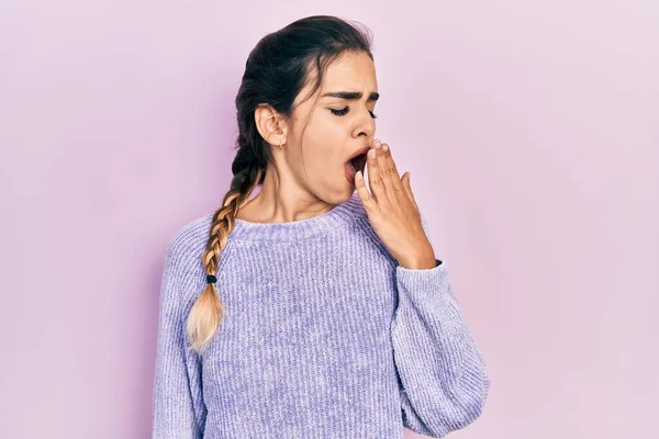 Günlük Kıyafetler Giyen Genç Spanyol Kız Ağzıyla Ağzını Kapatmaktan Sıkılmış — Stok fotoğraf