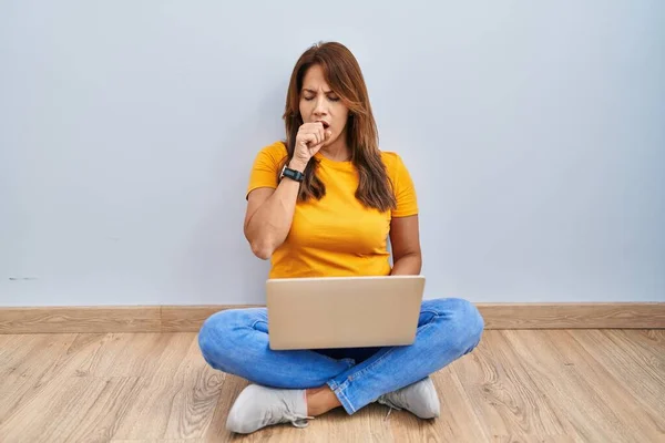 Mujer Hispana Usando Laptop Sentada Suelo Casa Sintiéndose Mal Tosiendo —  Fotos de Stock