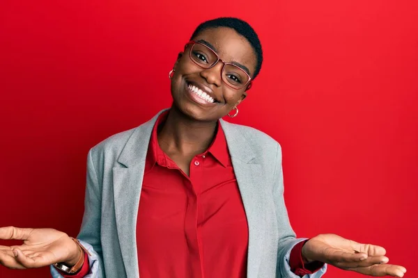 Fiatal Afro Amerikai Üzleti Kabátban Szemüvegben Tanácstalan Zavaros Arckifejezéssel Felemelt — Stock Fotó