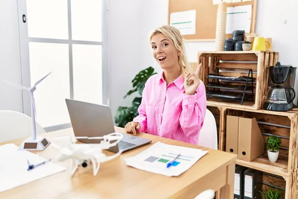Young Caucasian Woman Working Office Pointing Finger Successful Idea Exited — Stock Photo, Image